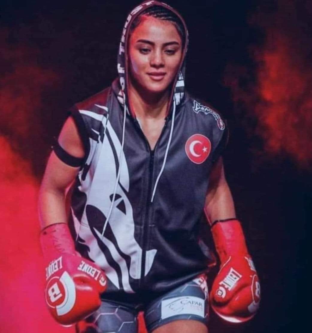 FezaAsan41's tweet photo. Milli Boksör Sabriye Şengül DÜNYA ŞAMPİYONU olmuş. Alkışlar Sabriye Şengül'e🇹🇷🇹🇷🇹🇷👏👏 https://t.co/qgsvo897Z6
