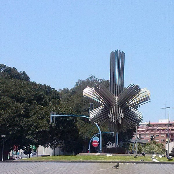 raquel_villacam's tweet photo. El #MathCorner 1⃣5⃣ es la glorieta de la Estrella, en Alicante. En ella se puede ver la escultura titulada "Como una estrella", de Eusebio Sempere. Se trata de un dodecaedro y de cada cara salen unos 50 tubos de acero inoxidable. https://t.co/enK3IjDJnr