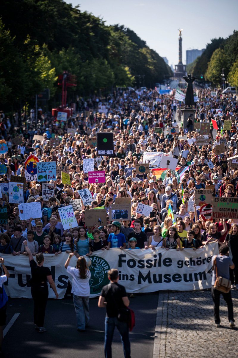 Nach einen klima-katastrophalen Sommer waren heute deutschlandweit 250.000 Menschen auf der Straße, und viele mehr auf der ganzen Welt! Die Menschen sind wütend, zurecht. Die Forderungen sind klar: Klimagesetz verschärfen und Klimageld einführen. #Klimastreik