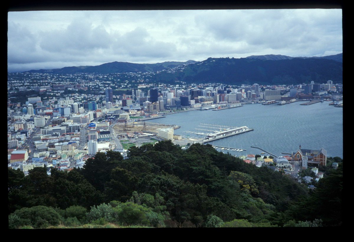 JacoBloek's tweet photo. Vor 30 Jahren in Neuseeland: zurück auf die Nordinsel! Schönes viktorianisches B&B in Wellington, unterwegs nach Auckland dann noch die Waitomo Caves besucht. #Flashback1993 #NewZealand https://t.co/slrEZggHDt
