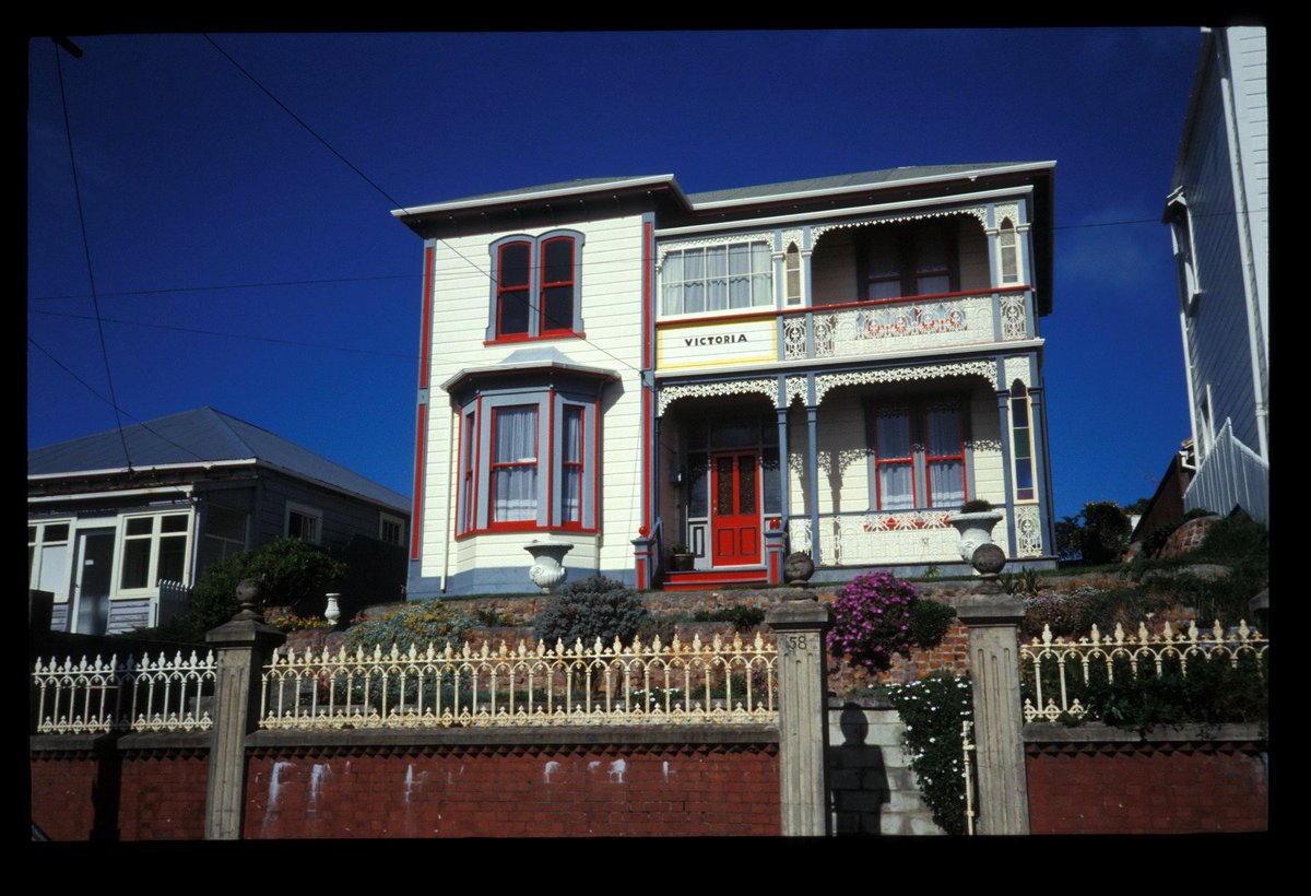 JacoBloek's tweet photo. Vor 30 Jahren in Neuseeland: zurück auf die Nordinsel! Schönes viktorianisches B&B in Wellington, unterwegs nach Auckland dann noch die Waitomo Caves besucht. #Flashback1993 #NewZealand https://t.co/slrEZggHDt
