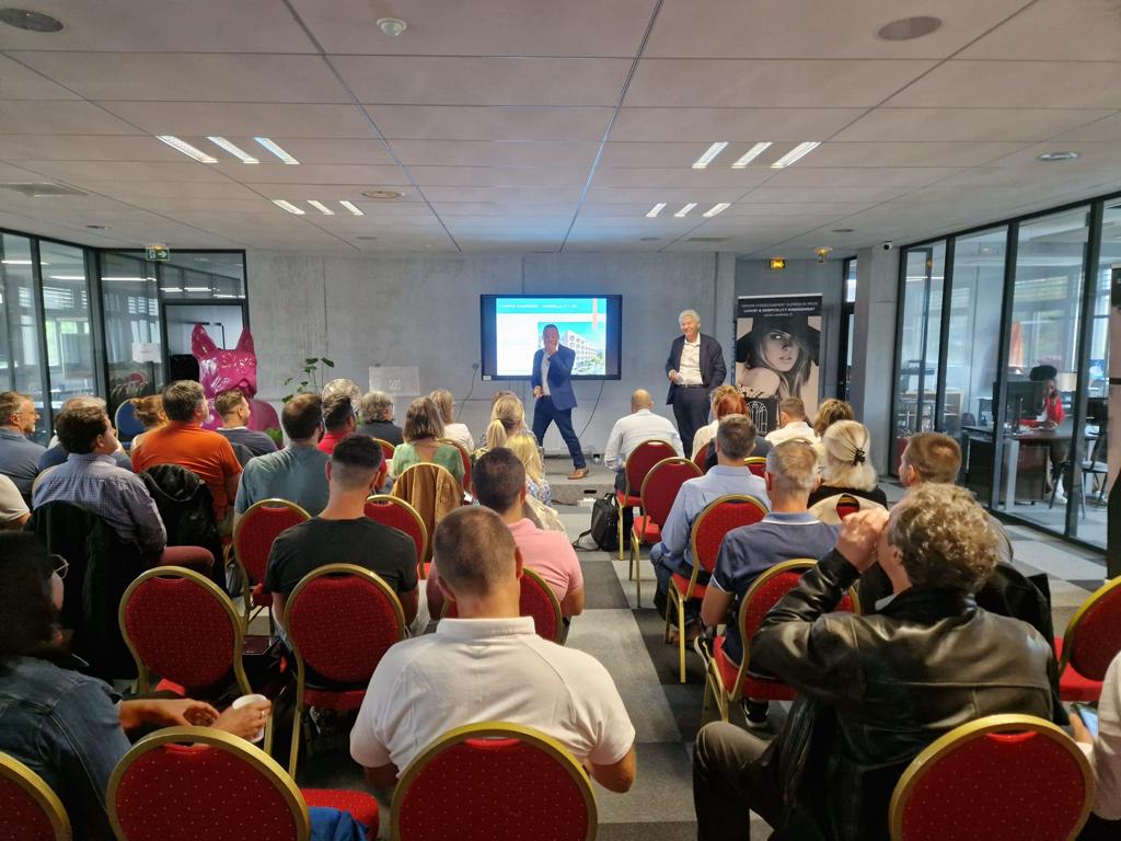 AdvenisGP's tweet photo. 🔁 #ÉVÉNEMENT | 📸 Retour en images sur l'événement que nous avons coorganisé avec @Stellium, à l'occasion du lancement officiel de la commercialisation de notre tout nouveau projet #immobilier à Marseille : « Campus Chartreux ».
✨Un grand merci à tous les participants ! https://t.co/Z3PiaTFZzX