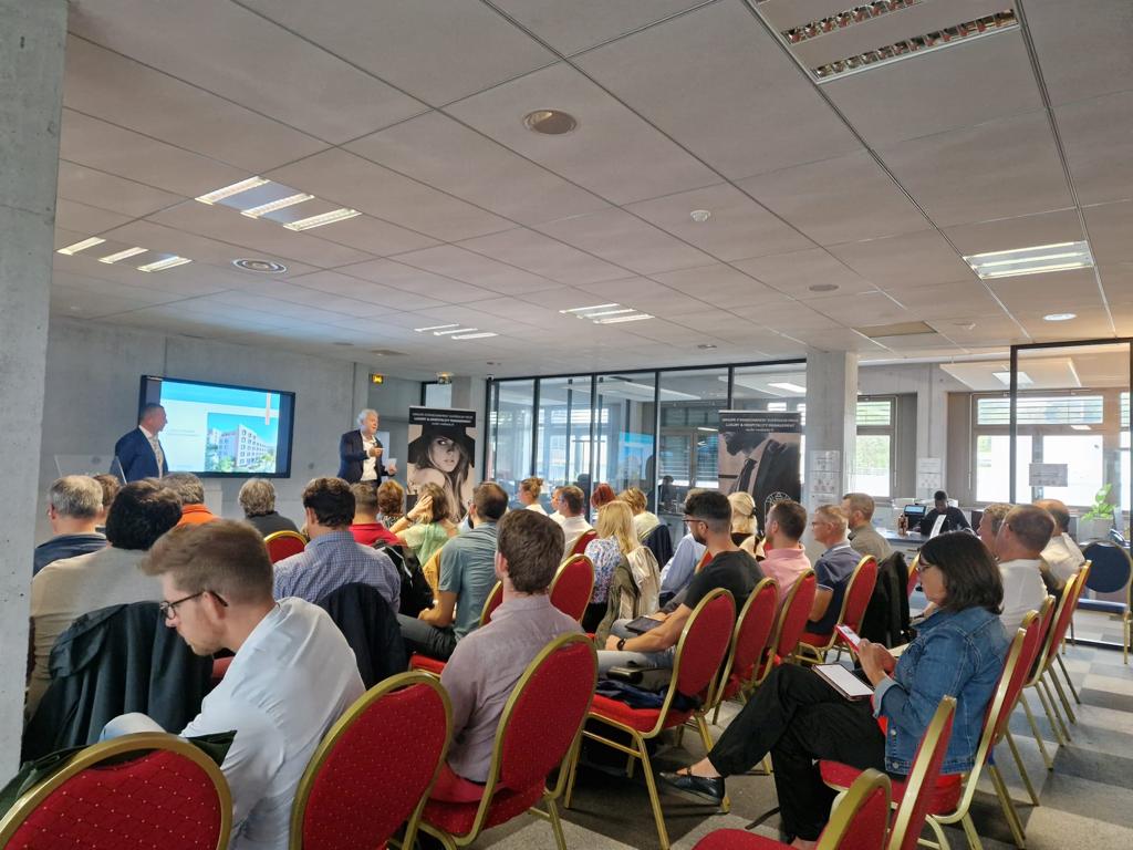 AdvenisGP's tweet photo. 🔁 #ÉVÉNEMENT | 📸 Retour en images sur l'événement que nous avons coorganisé avec @Stellium, à l'occasion du lancement officiel de la commercialisation de notre tout nouveau projet #immobilier à Marseille : « Campus Chartreux ».
✨Un grand merci à tous les participants ! https://t.co/Z3PiaTFZzX