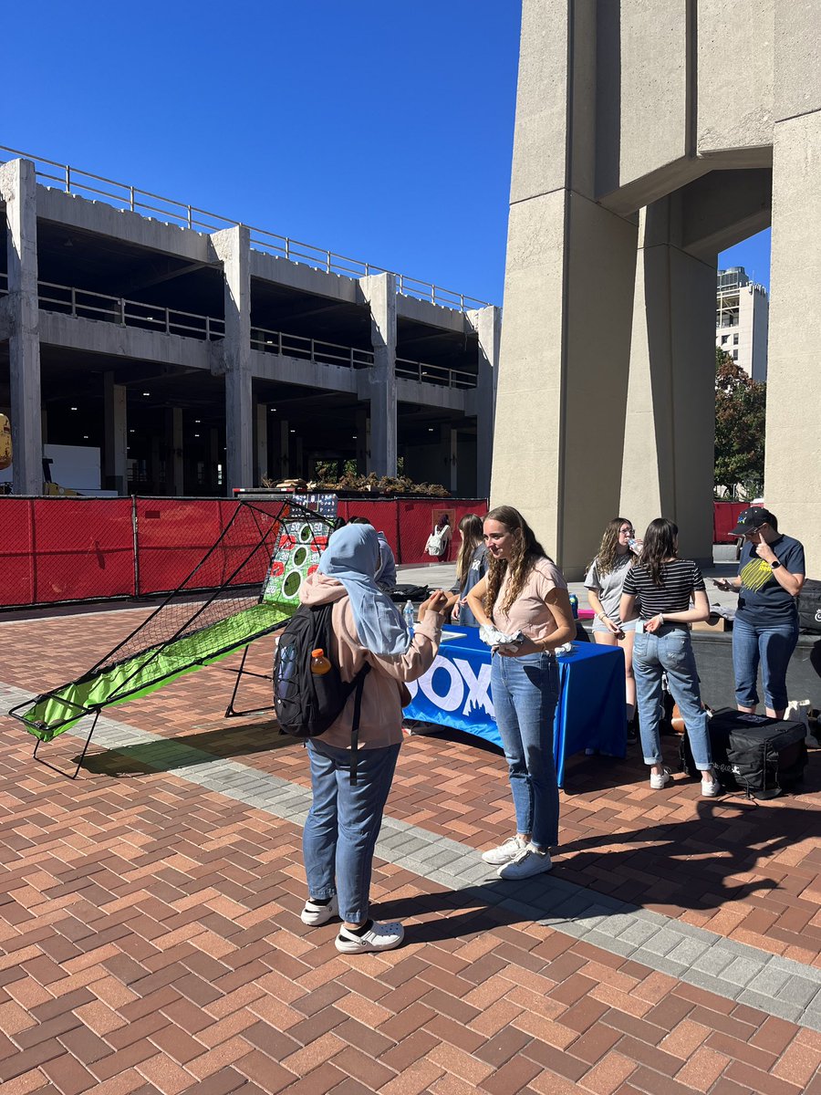 sendrelief's tweet photo. Redemption City Church has a mission to reach Philadelphia's universities with the gospel! 🙌

#ServePhilly volunteers are coming alongside the church to hand out food &amp; pursue spiritual conversations around Temple University &amp; the University of Pennsylvania's campuses. https://t.co/3oQx1k9kyi