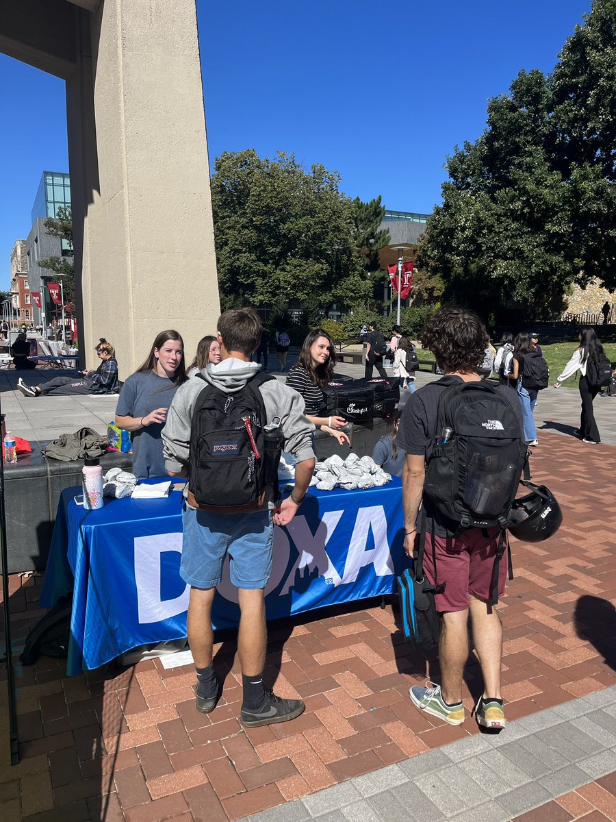 sendrelief's tweet photo. Redemption City Church has a mission to reach Philadelphia's universities with the gospel! 🙌

#ServePhilly volunteers are coming alongside the church to hand out food &amp; pursue spiritual conversations around Temple University &amp; the University of Pennsylvania's campuses. https://t.co/3oQx1k9kyi