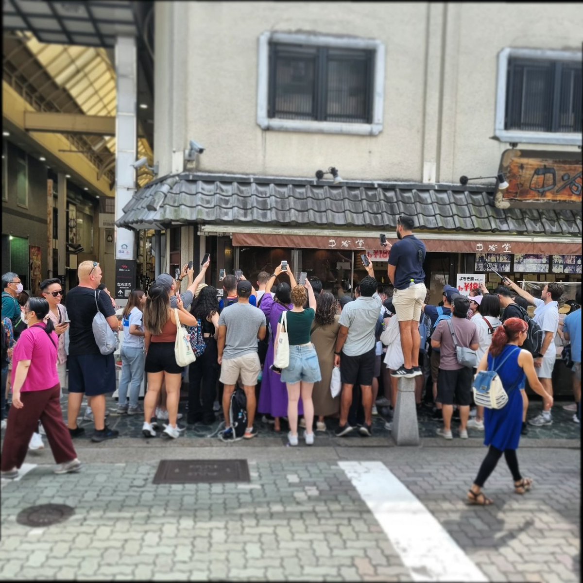 DerBlitz's tweet image. wurde in #Nara von "wilden" Tieren angefallen, hat (nur) gehört, wie der Reiskuchen namens Mochi "verprügelt" wurde uuund &amp;lt;tieflufthol&amp;gt; konnte keine Erleuchtung fürs nächste Leben erlangen, weil er nicht durch das Nasenloch eines Buddhas passte?! 🤷‍♂️ #DerBlitzunterwegs #Japan