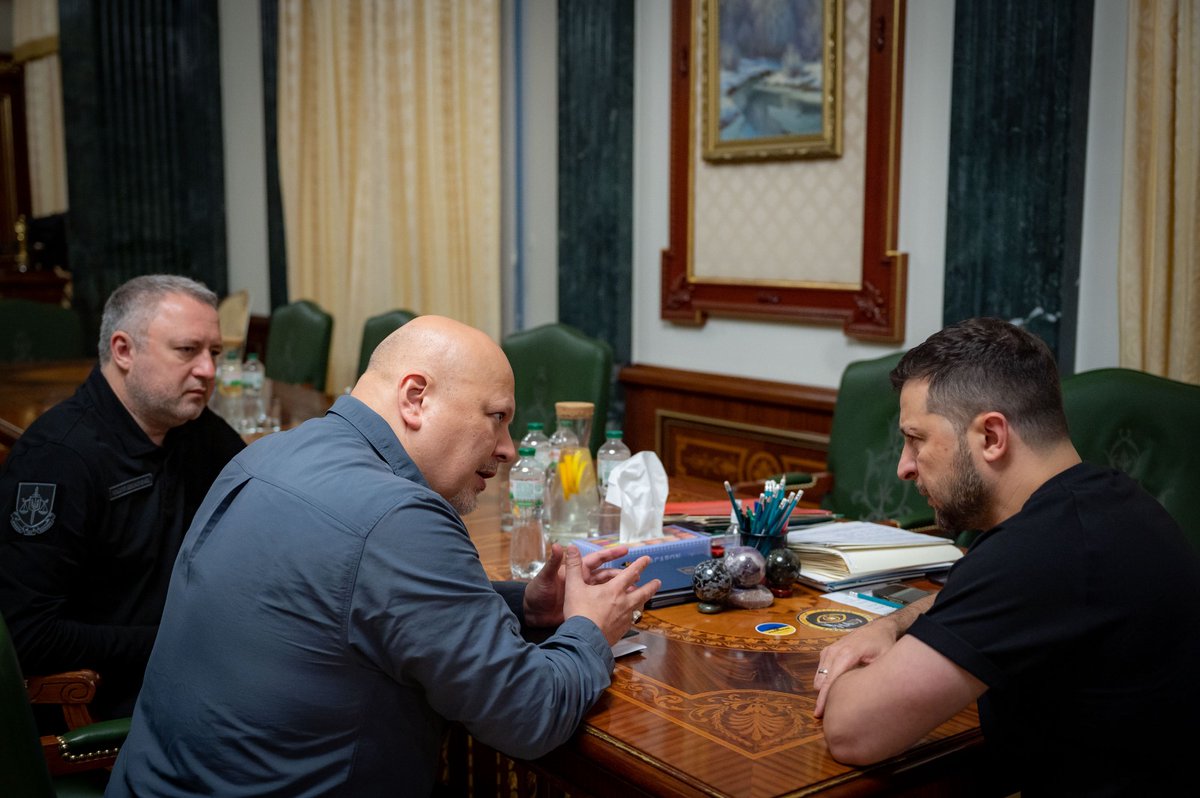 On visit to #Ukraine, #ICC Prosecutor <a href="/KarimKhanQC/">Karim A. A. Khan KC</a> met w/ His Excellency President <a href="/ZelenskyyUa/">Volodymyr Zelenskyy / Володимир Зеленський</a>.

Prosecutor Khan welcomed opening of #ICC office in Kyiv and the strong cooperation received from Ukrainian authorities.

Common commitment to pursue justice for the most vulnerable.