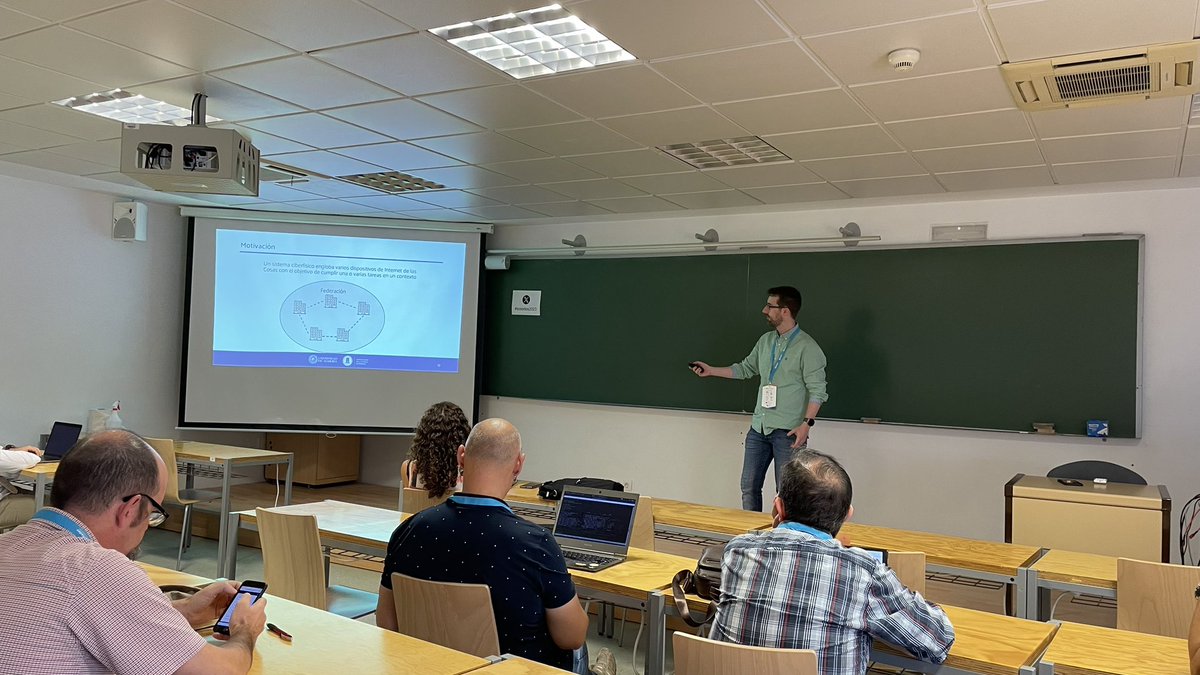 ACGTIC211's tweet image. Nuestro compañero @Jalberto10 del grupo @ACGTIC211 presentando su trabajo “Un modelo para federar servicios de descubrimiento de la WoT” en las @JornadaSistedes #sistedes2023