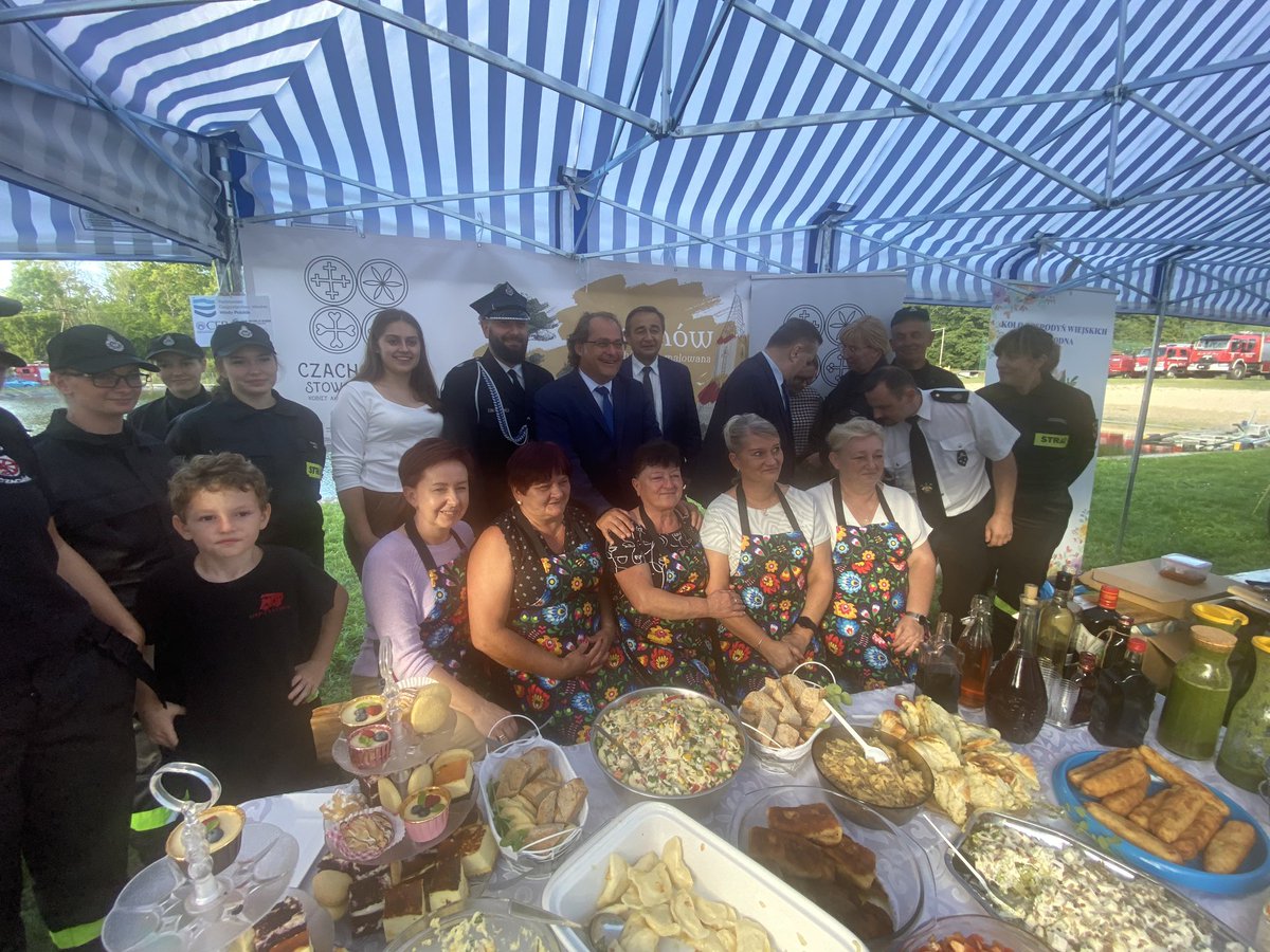 marekgrobarczyk's tweet photo. Kampanijny szlak to czasem szlak bardzo smaczny i rozmaity! Dziś w #Cedynia miałem okazje porozmawiać z mieszkańcami i skonsumować ich wyroby i przetwory! Wszystkim dziękuję za obecność i ciepłe przyjęcie 🇵🇱✌️ https://t.co/KT6NtqtRoA