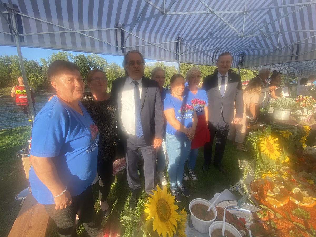 marekgrobarczyk's tweet photo. Kampanijny szlak to czasem szlak bardzo smaczny i rozmaity! Dziś w #Cedynia miałem okazje porozmawiać z mieszkańcami i skonsumować ich wyroby i przetwory! Wszystkim dziękuję za obecność i ciepłe przyjęcie 🇵🇱✌️ https://t.co/KT6NtqtRoA