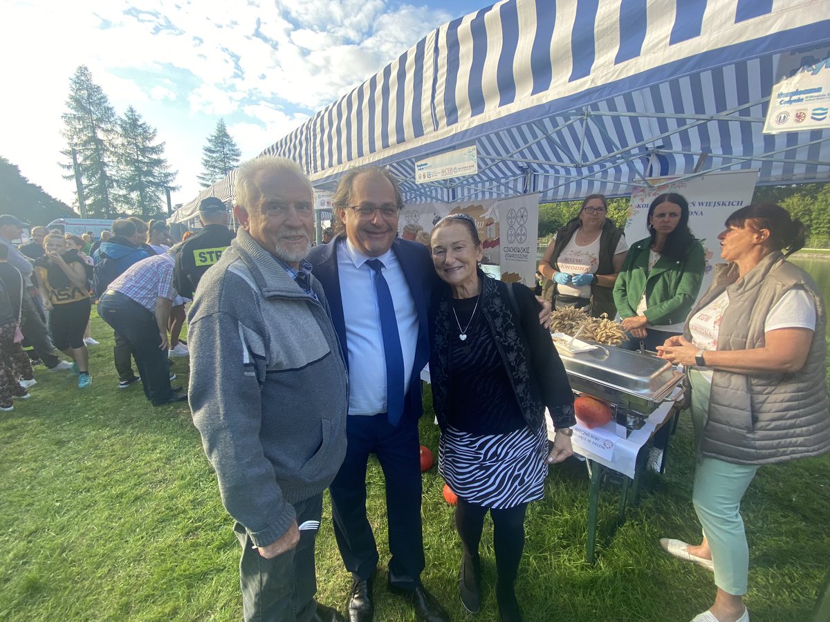 marekgrobarczyk's tweet photo. Kampanijny szlak to czasem szlak bardzo smaczny i rozmaity! Dziś w #Cedynia miałem okazje porozmawiać z mieszkańcami i skonsumować ich wyroby i przetwory! Wszystkim dziękuję za obecność i ciepłe przyjęcie 🇵🇱✌️ https://t.co/KT6NtqtRoA