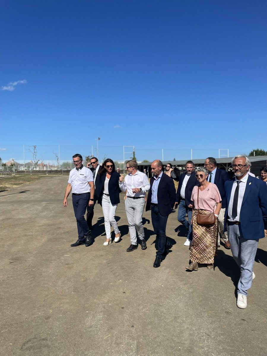 C_MORANCAIS's tweet photo. Inauguration de la Foire Agricole du Mans, la plus grande foire après le salon de l'Agriculture ! L’occasion de réaffirmer le soutien de la Région à tous nos agriculteurs. https://t.co/h8hLbh8lwA