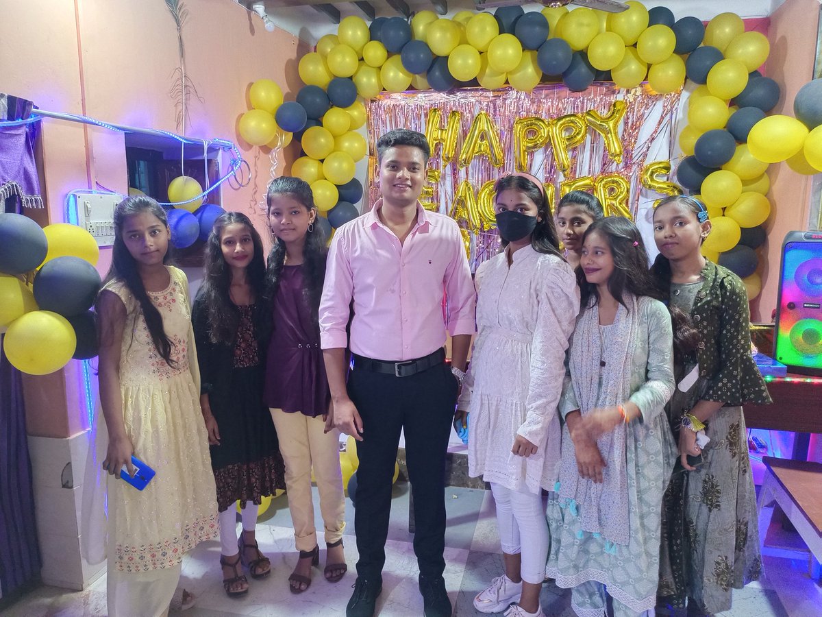 rivetingcommerc's tweet photo. Thank you #Rivetians ❤️
#teachersday #2023 #rivetingclasses #rahulnaya_k https://t.co/Is81oSJ753