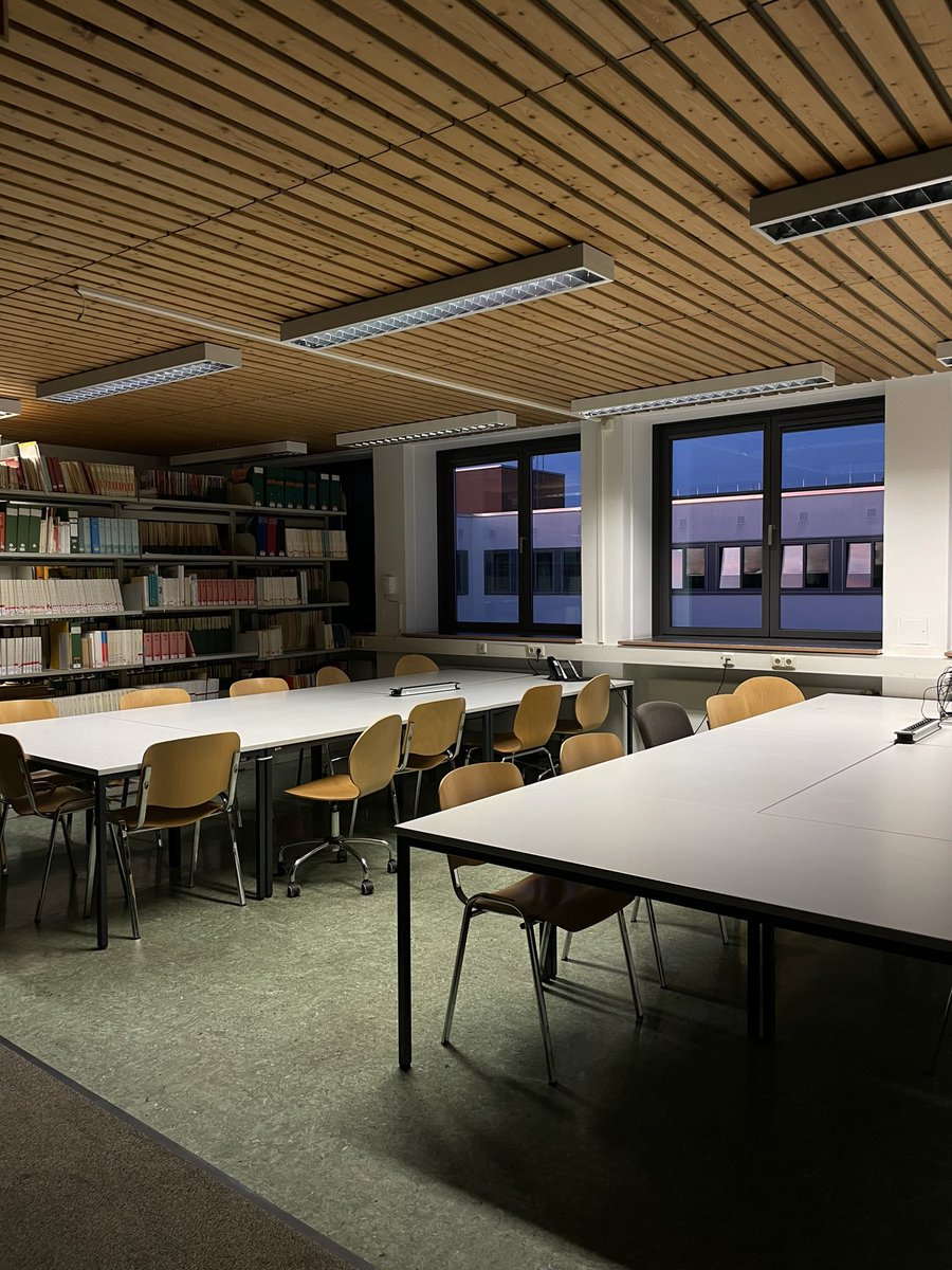 clebri23's tweet photo. Letzter Abend in der @UBMainz in diesem Semester geschafft. Damit und mit der erfolgreichen mündlichen Prüfung heute Morgen ist das zweite Mastersemester offiziell abgeschlossen! 📚✨ Jetzt ist mal richtiger Urlaub angesagt… Bis bald, liebe @uni_mainz! https://t.co/xXGEg1V23X