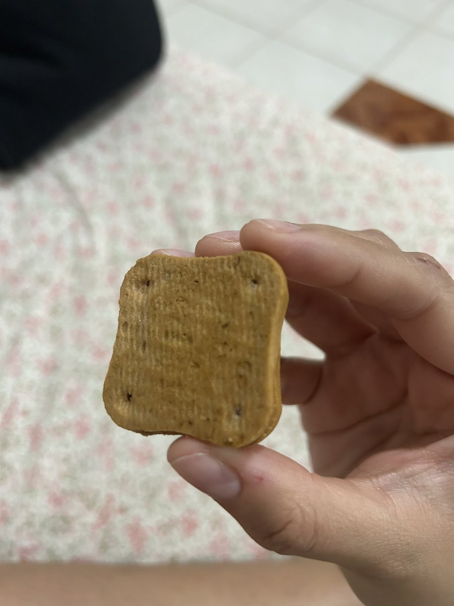 SofyaRuiz's tweet photo. @Emperador_Mx Mi galleta emperador de nuez venía así 😭 https://t.co/9OQH7BicxL