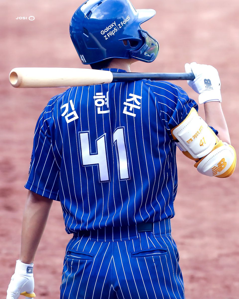 💙2nd anniversary of KBO league debut💙

살별의 그림자가 돌덩이에 지나지 않더라도
밝게 타올라 궤도에 존재하고 싶어
이 비행의 끝에서 하나 너의 소원을 들어줄게
아마 그건 네가 가졌던 힘과 용기일 거야

현준의 프로 데뷔 2주년을 축하합니다🍀

#삼성라이온즈 #김현준