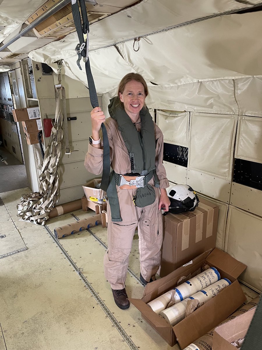 USGSCoastChange's tweet image. In preparation for #HurricaneLee, #USGS and #SCRIPPS scientists deploy 11 ocean drifters from a U.S. Navy P3 aircraft to measure waves, temperature, and physical ocean properties in the #GulfofMaine. Data is transmitted in real-time for use in #numericalmodels for #forecasting.