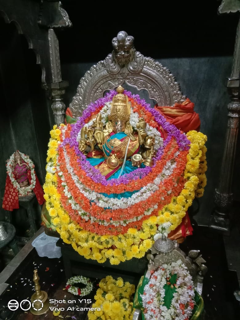 chamundi_betta's tweet photo. ಚಾಮುಂಡೇಶ್ವರಿ ಅಮ್ಮನ ಇಂದಿನ ಅಲಂಕಾರ https://t.co/mSIjAUWG0T