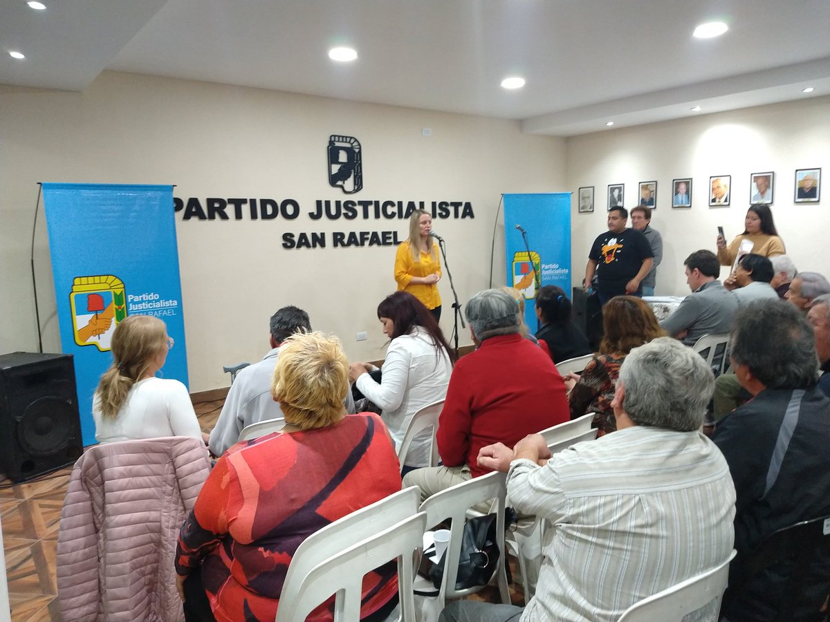 PartidoJustici5's tweet photo. En un emotivo encuentro, integrantes del Consejo Departamental hicieron entrega de reconocimientos a compañeras y compañeros del Circuito #107A.

Tomamos el compromiso de reconocerles en vida, su valioso aporte a nuestro Movimiento Nacional. https://t.co/UBqgiopxG7