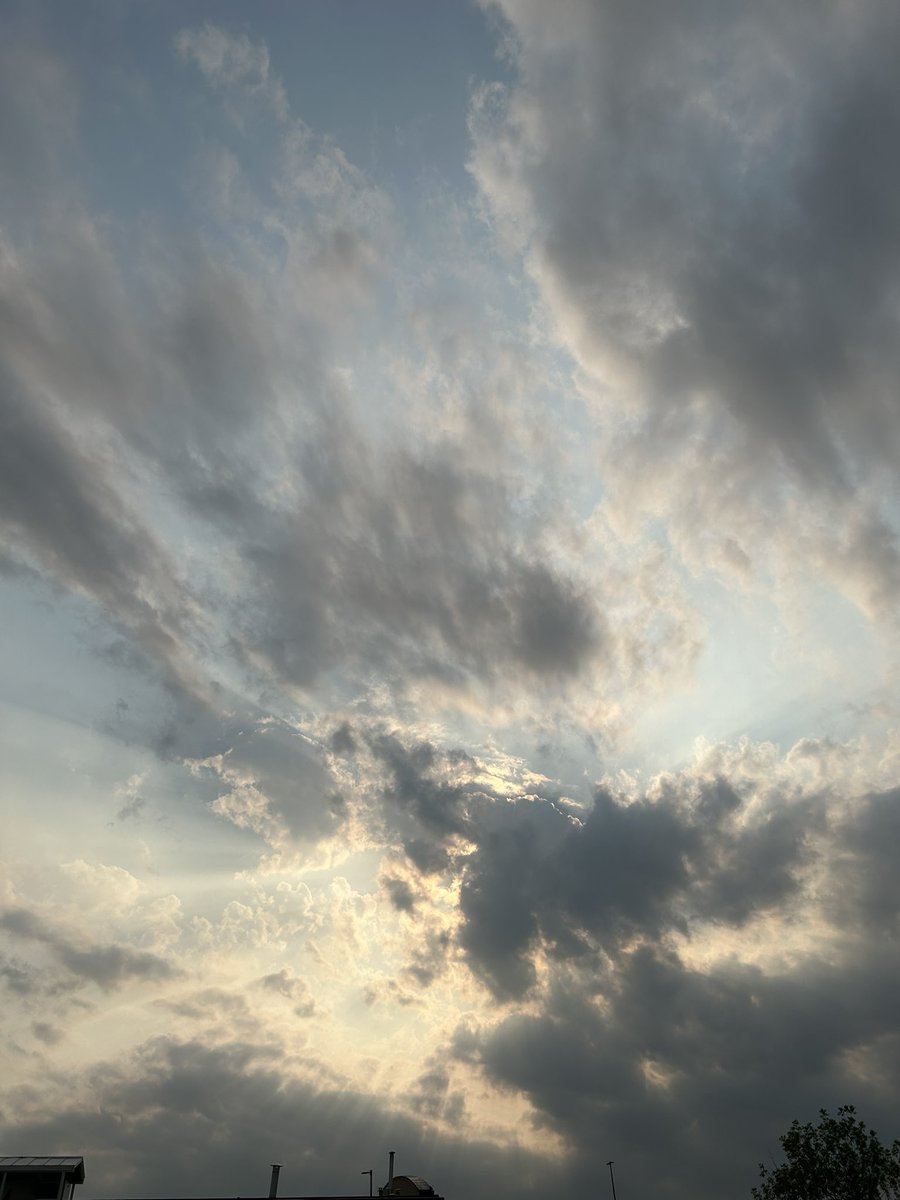 boosanara's tweet photo. dear seungkwan,
thank you for reminding me that there is love, kindness and beauty in the world even when i want to forget. the skies were made to be seen by you. #Sky_For_Seungkwan #승관이가_있는_우리_하늘 https://t.co/fhr2u2PnWK