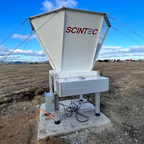 RessetChile's tweet photo. El Centro de Estudio de los Recursos Energéticos (CERE) de la Umag, el pasado 31/08 instaló en su región un SODAR, instrumento meteorológico para medir la velocidad del viento en la zona 🍃

#Ressetchile #Resset #ANID #Umag #Utalca #Ciencia #Energía #Investigación #SODAR https://t.co/kcWUEWy7oI