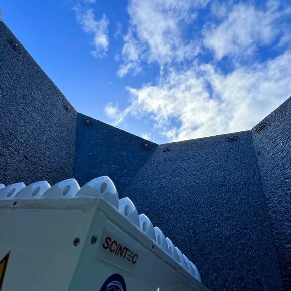 RessetChile's tweet photo. El Centro de Estudio de los Recursos Energéticos (CERE) de la Umag, el pasado 31/08 instaló en su región un SODAR, instrumento meteorológico para medir la velocidad del viento en la zona 🍃

#Ressetchile #Resset #ANID #Umag #Utalca #Ciencia #Energía #Investigación #SODAR https://t.co/kcWUEWy7oI