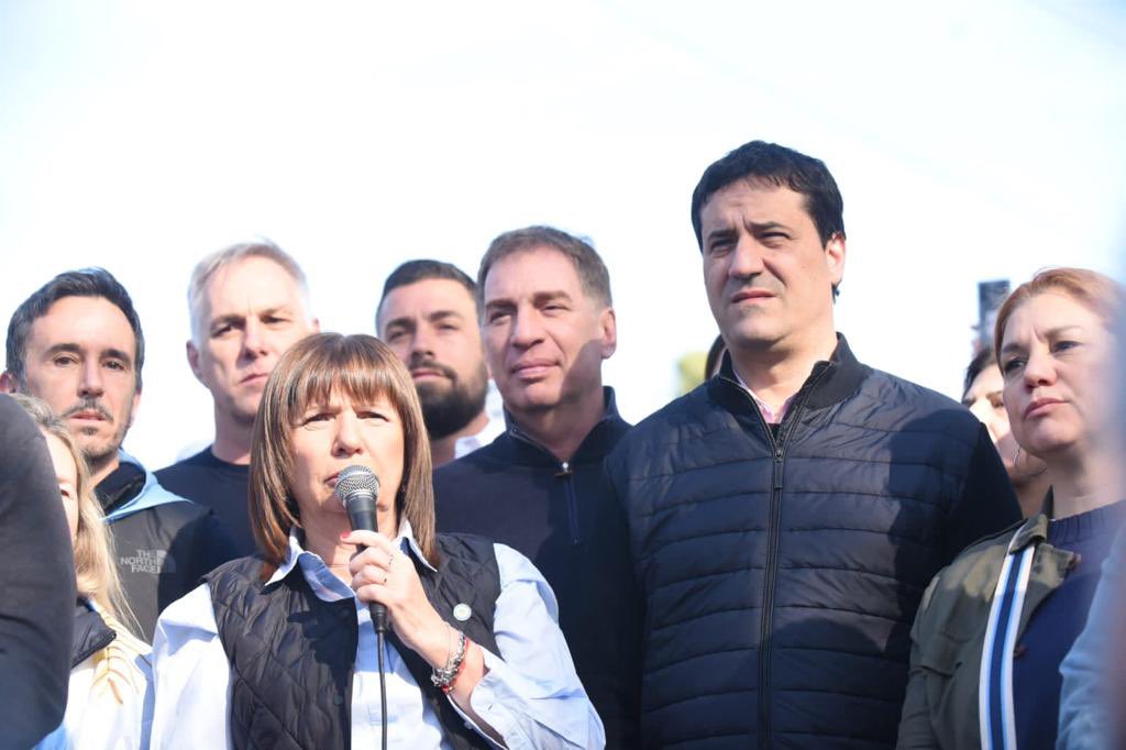 MaxiAbad's tweet photo. Hoy en El Palomar continuamos la gira con @PatoBullrich y @Nestorgrindetti para cambiar nuestro futuro. Vamos a recorrer cada rincón de la Provincia de Buenos Aires. Vamos a hacerlo juntos. https://t.co/OmC7BvJW4A