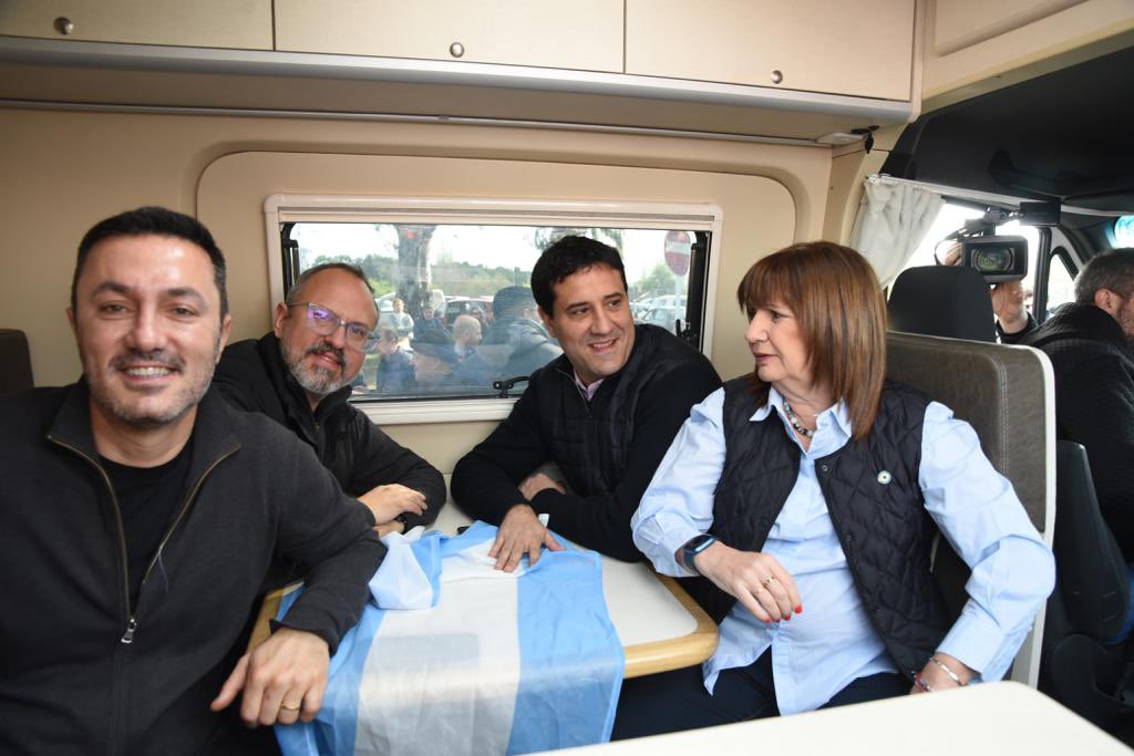 MaxiAbad's tweet photo. Hoy en El Palomar continuamos la gira con @PatoBullrich y @Nestorgrindetti para cambiar nuestro futuro. Vamos a recorrer cada rincón de la Provincia de Buenos Aires. Vamos a hacerlo juntos. https://t.co/OmC7BvJW4A