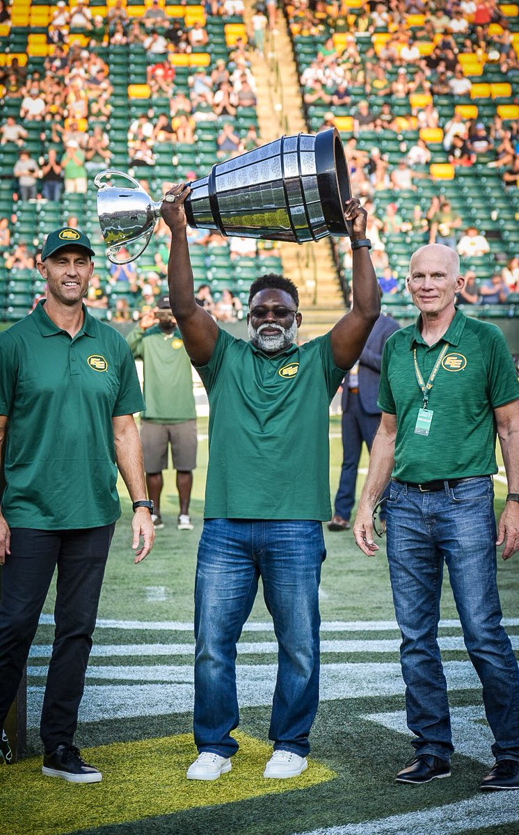 WanderlandPhoto's tweet photo. It was an absolute honour &amp; blessing to capture a few moments of this legend's induction to the Eskimos/Elks Wall of Honour.
Congratulations once again, Terry Vaughn!
💚💛
Once.
Always.

We thank to the @GoElks for giving us outstanding media opportunities. https://t.co/AMDOKy688P