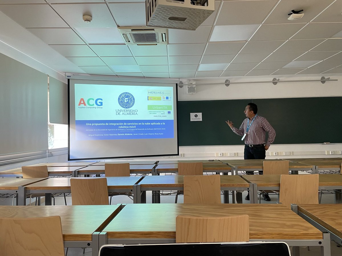 ACGTIC211's tweet image. Fantástica presentación de nuestro compañero Darwin “Una propuesta de integracion de servicios en la nube aplicada a la robotica movil” en las @JornadaSistedes #sistedes2023