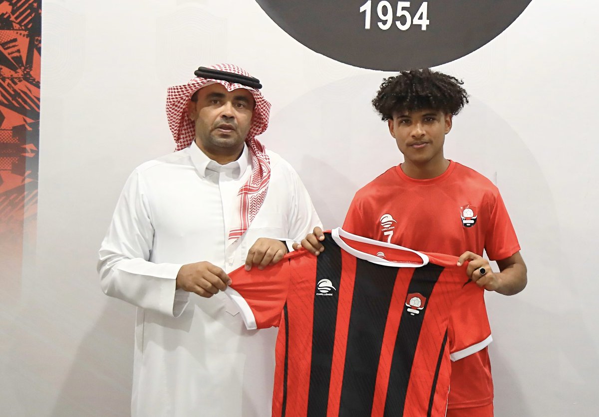 📄 | أنهت إدارة الفئات السنية " درجة الشباب " بنادي #الرائد توقيع عقداً إحترافياً مع اللاعب عمر شامي " لاعب وسط مواليد 2004 " قادماً من نادي سلافيا براغ التشيكي ، مع تمنياتنا بالتوفيق للاعب في مشواره مع رائد التحدي