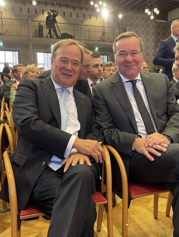 HeikeSpecht's tweet photo. Die Kessler-Zwillinge sind alt geworden. https://t.co/zvXHuNXr9C