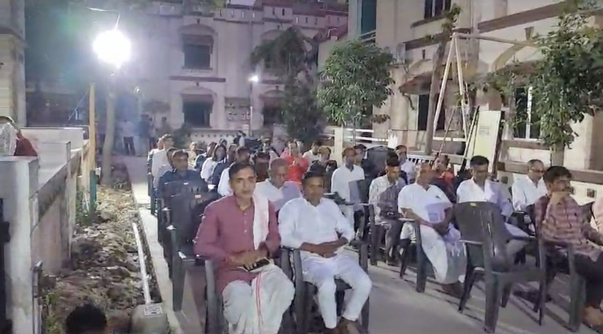 JGDSwamiji's tweet photo. #SravanRudraPuja2023 (this year last puja) yesterday evening from #Naroda #Ahmedabad #VDSGujarat. Congratulations to all the organisers team Ahmedabad &amp; team Gujarat😍🙏
@AOLGujarat @Vaidicpujas https://t.co/9rTcWm0Owa
