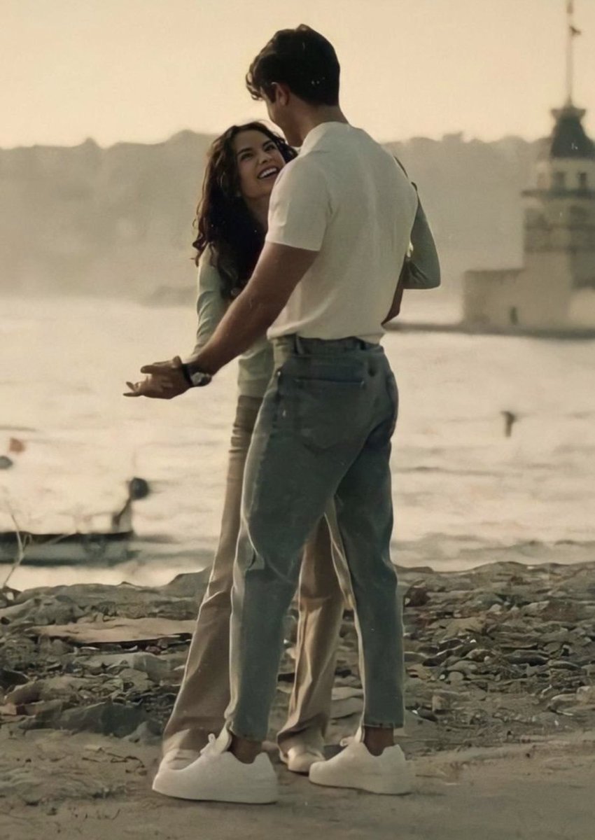 ولا زلتُ أخبئ لَك حباً ، لا يتَحمله أي قلب🦋🤍.