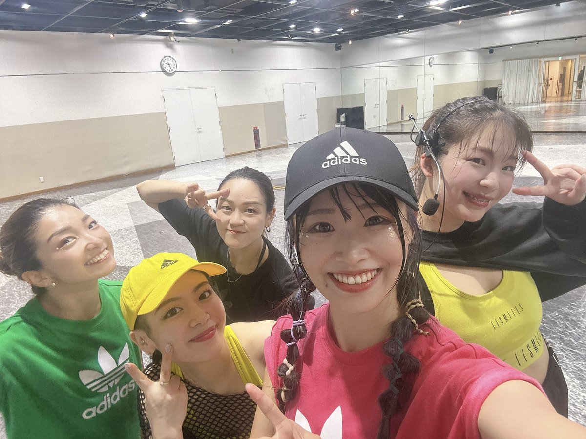 arichu_works's tweet photo. プレゼンターをやらせていただいた本日のフィットネスイベントのハイライト💗🧡💚💛🖤
くったくただけど本当に素敵な時間と空間でとってもたのしかった🥹✨

余韻にまだまだ浸りたいけど..

とっとこ頭切り替えて🤖
リカバリーして🛀
明日の予習してから🏀
早く休みマス😴

#lesmills #bodyjam #shbam https://t.co/UqVQp2klqW