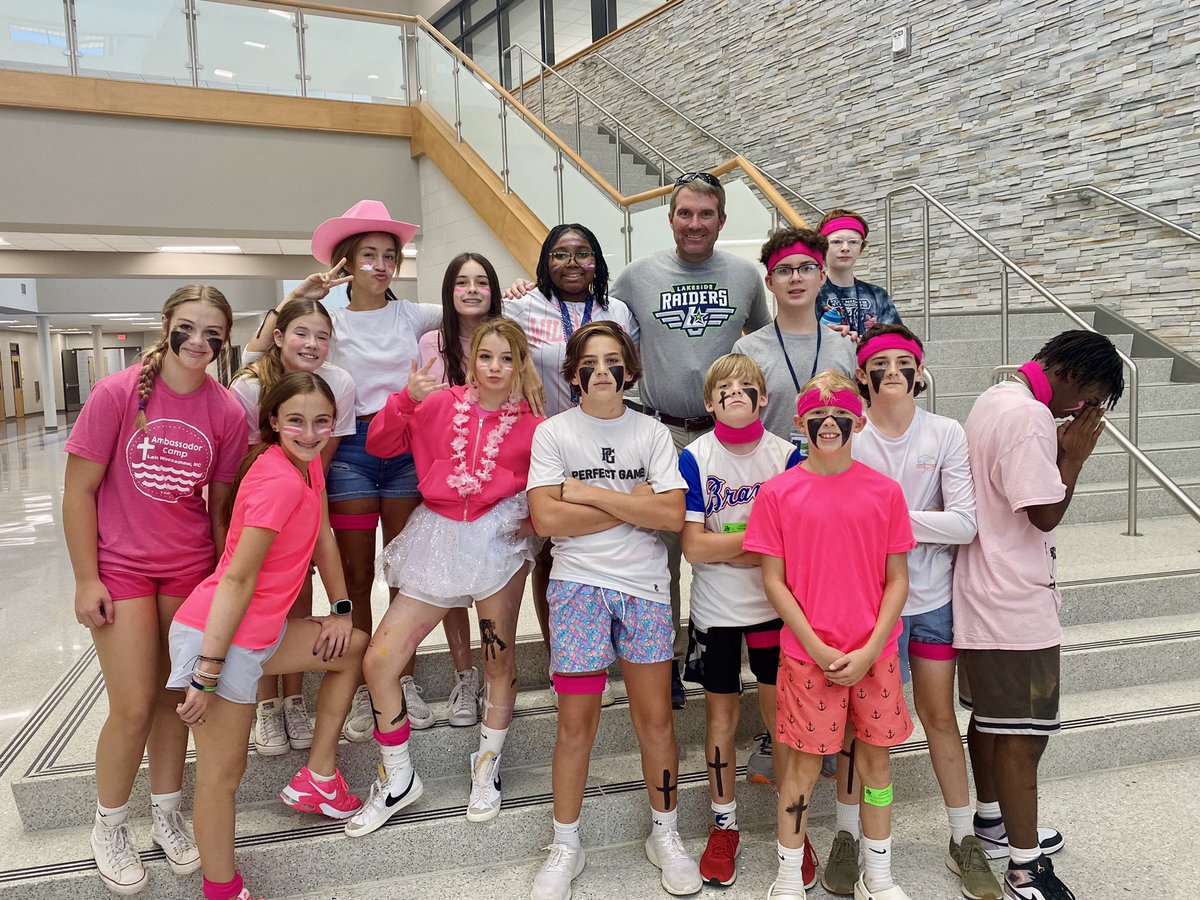 mbullard's tweet photo. Side Quest! #lovemycrew @LakesideMS_Lex1 @MsAlexPinto https://t.co/c9Qr5StYt9