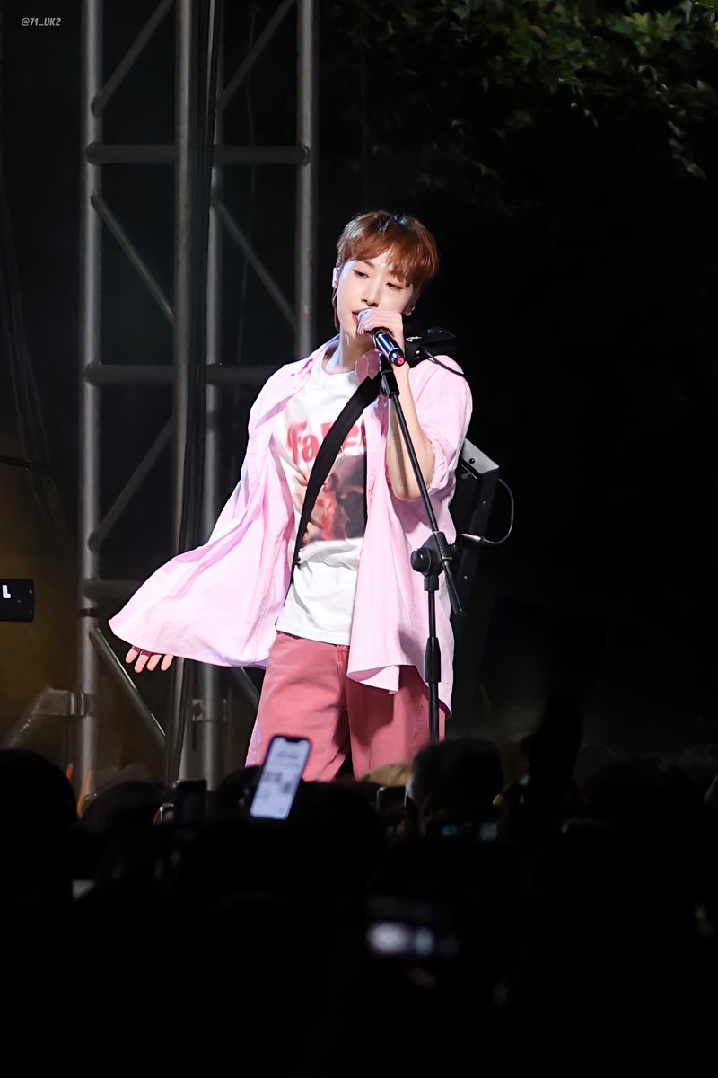 ForHyungu's tweet image. This looks like something out of a movie, the moment the singer opens his mouth and the whole world just...stops, in awe of the sound. A moment of true enchantment 🩷

📸Cr: @/71_uk2