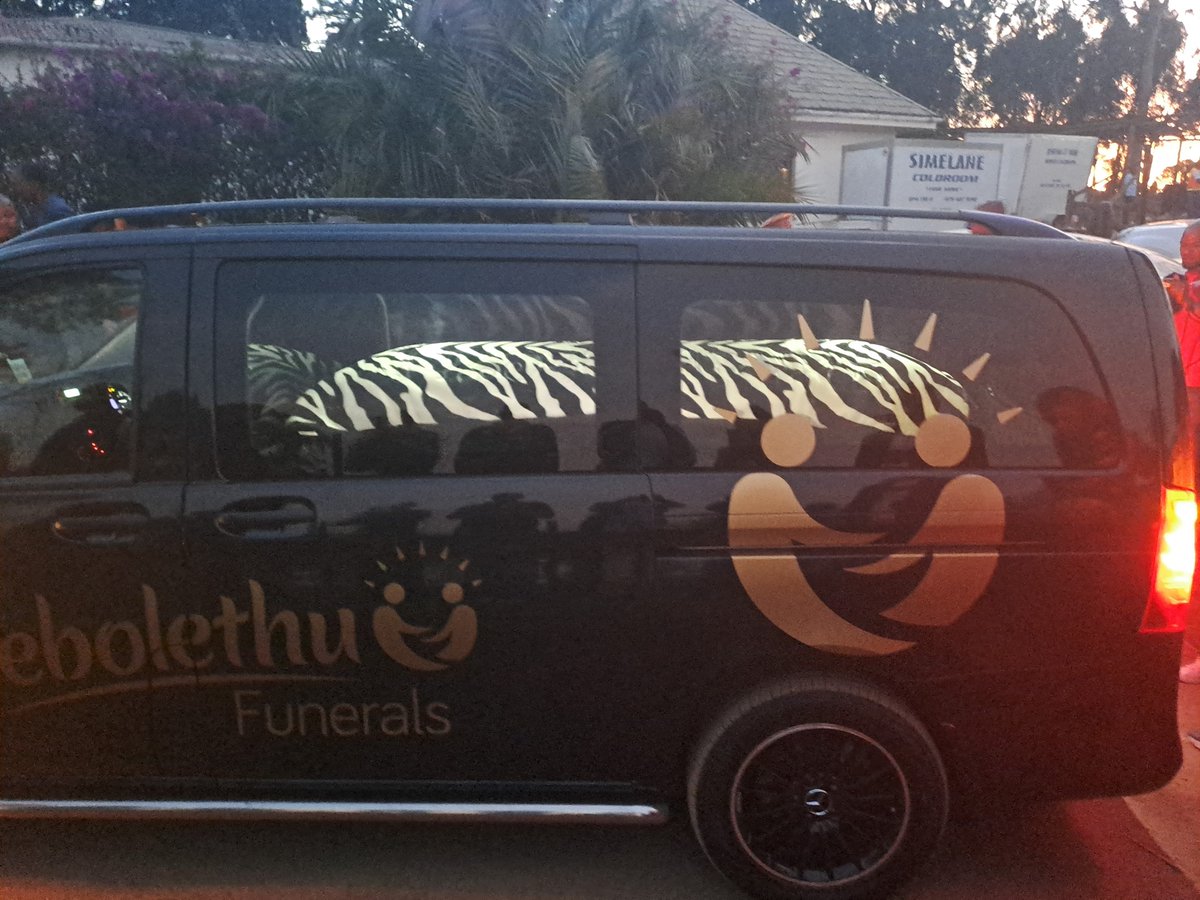 ZANewsFlash's tweet photo. PICS: Prince Mangosuthu Buthelezi’s coffin being offloaded from the hearse. #MangosuthuButhelezi @IOL https://t.co/VhQ0GfuPxX