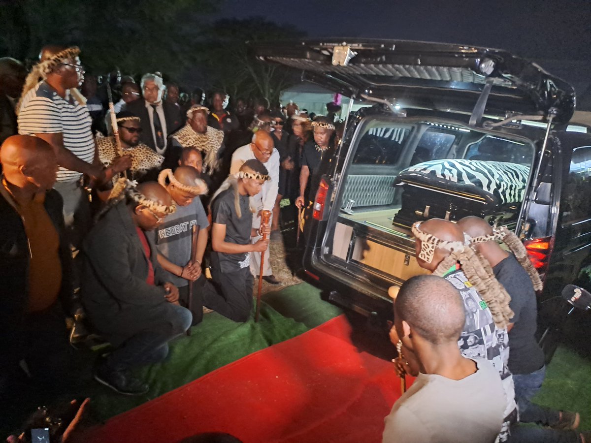 ZANewsFlash's tweet photo. PICS: Prince Mangosuthu Buthelezi’s coffin being offloaded from the hearse. #MangosuthuButhelezi @IOL https://t.co/VhQ0GfuPxX