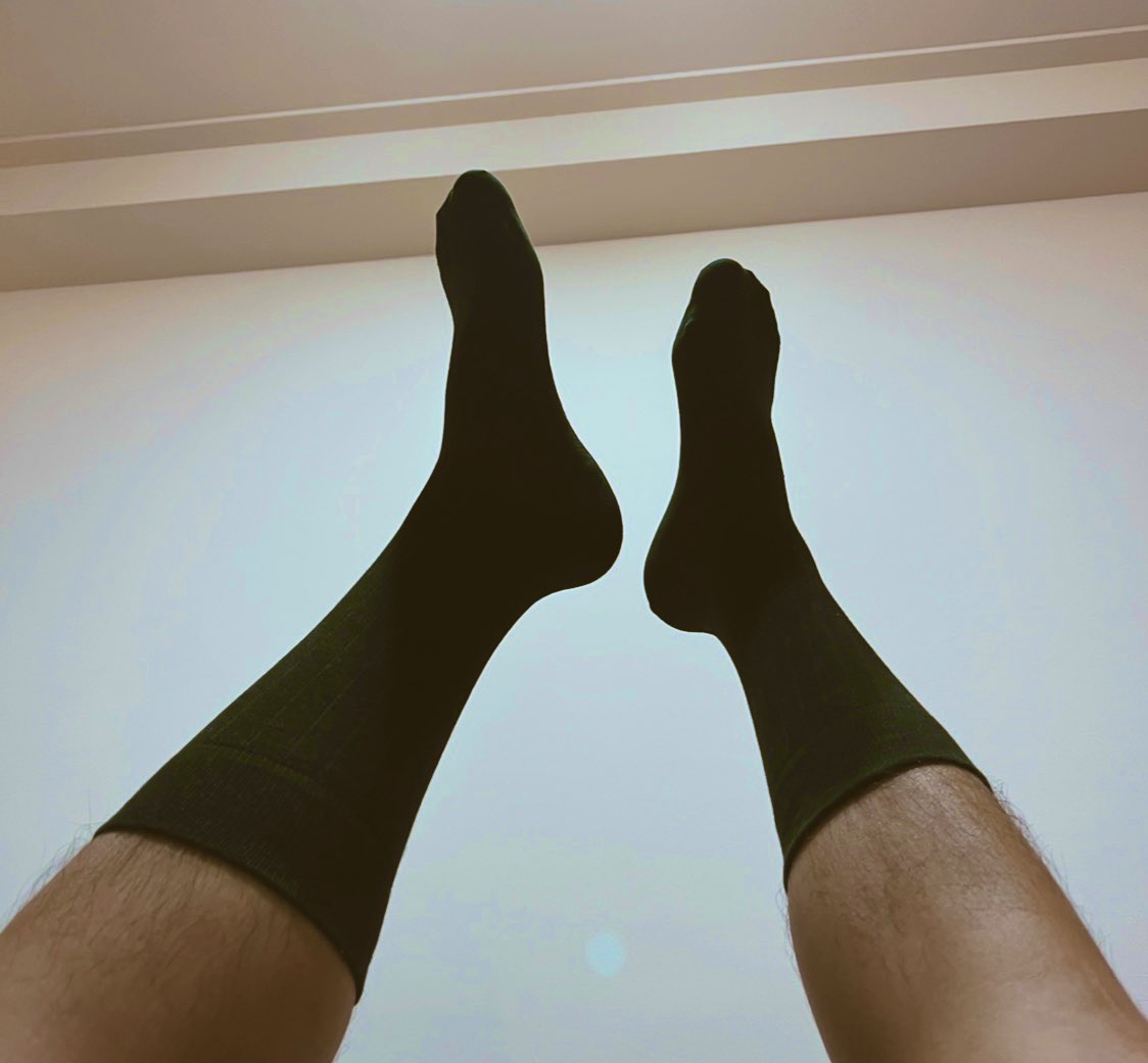 黑色紳士襪真的好讚🌚
.
.
.
.
.
_
#紳士襪 #黑襪 #長襪
#正裝控 #blascksocks #suitfetish #socksfetish