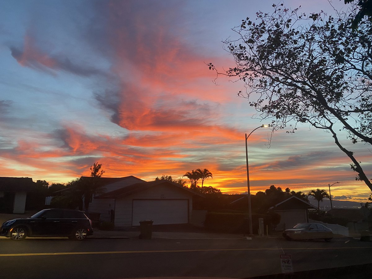 humber_andrew's tweet image. The upside of leaving late for the gym is you get to see this. #sunrise #hawaiisunrise #jym #gym #fitness #health #wellness #workout #lifting