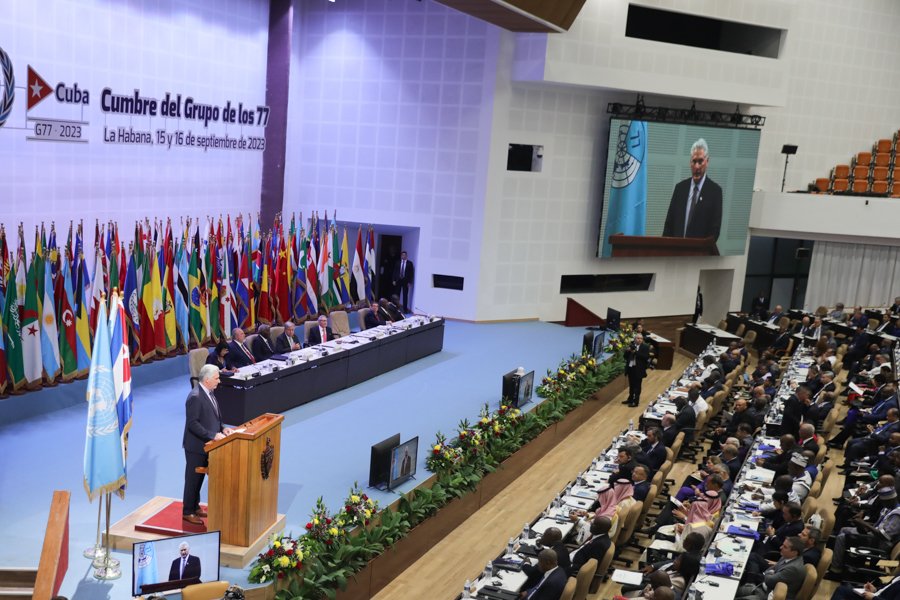 Amistoso recibimiento del Presidente Miguel Díaz-Canel en el Centro de Convenciones de La Habana para lo que será la histórica Cumbre G77 + China, encuentro que reúne a las naciones de todo el mundo en busca de un futuro más justo y equitativo.