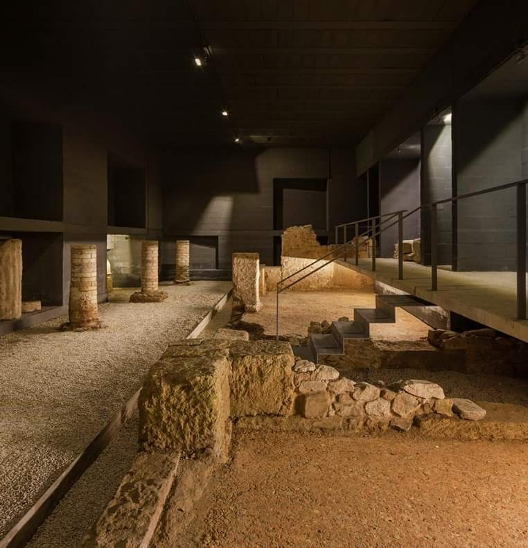 Arturodelp's tweet photo. 🏛️ Ni un cartel lo recuerda (salvo una trampilla para limpieza y mantenimiento), pero debajo de esta plaza del Patio de Banderas de #Sevilla se encuentran musealizados más de 130 m2. de 700 excavados con una cronología que va del siglo I a.n.e hasta el XI.

📷 3 y 4. F. Reina. https://t.co/SYphVnIqpz