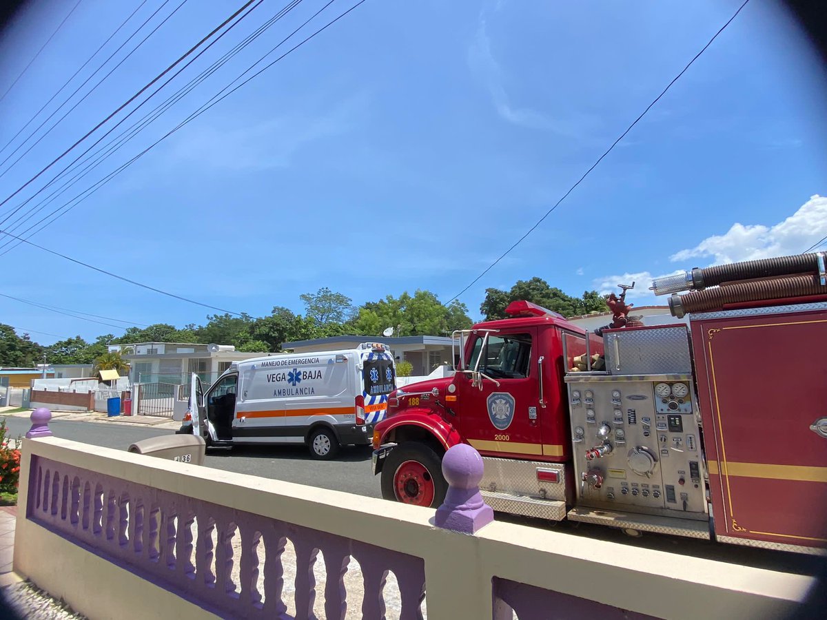 munvboficial's tweet photo. 🚨 🚨🚨 | Manejo de Emergencias y Bomberos de Puerto Rico atienden fuego de residencia en Vega Baja Lakes. 

Personas afectadas evaluadas estan en condicion estable. https://t.co/VehiZKvOhh