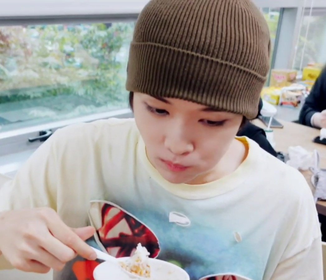 jsc_pics's tweet photo. sungchan eating and drinking cutely https://t.co/BxcCIjyMyG