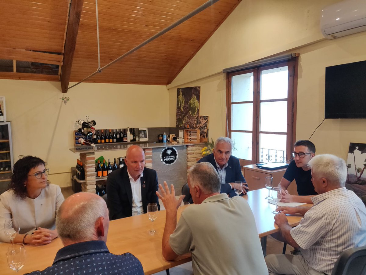 dmascort's tweet photo. Avui he estat al Priorat, terra de gent ferma, valenta i innovadora que treballa cada dia per fer dels seus productes una mostra del caràcter i la història d'aquest bocí entranyable del país. Seguirem al seu costat acompanyant-los en aquest viatge tan fantàstic. https://t.co/sfsnIULTFX