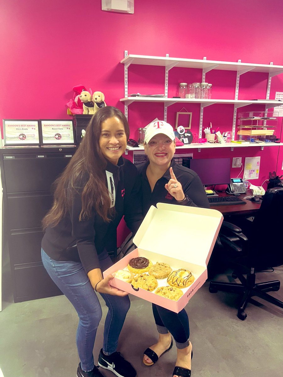 morganlynn4711's tweet photo. FriYay MagentaVersary celebrations and iPhone pre order mania in full effect!!!πππ₯³ @ravon_xo we appreciate all you do for powerhouse team! Thanks for always dominating in everything you do!! #GoGrowWin @MitchClabeaux @emilynellf https://t.co/68IYAqeMJQ