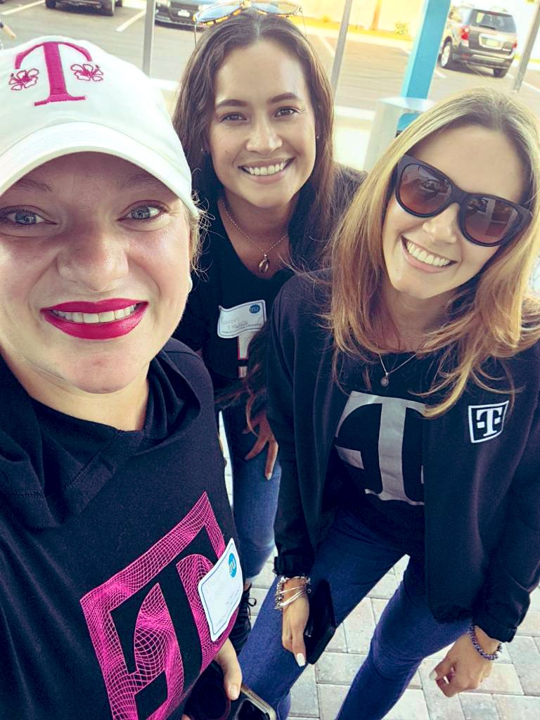 morganlynn4711's tweet photo. FriYay MagentaVersary celebrations and iPhone pre order mania in full effect!!!πππ₯³ @ravon_xo we appreciate all you do for powerhouse team! Thanks for always dominating in everything you do!! #GoGrowWin @MitchClabeaux @emilynellf https://t.co/68IYAqeMJQ