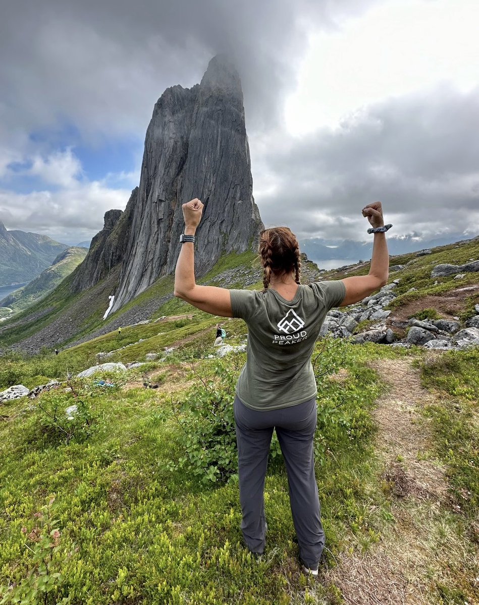MyPeakChallenge's tweet photo. “Flexing on a hike this summer in Norway. This Proud #Peaker made it to the summit and took in the amazing views.” — Katie 💪💪⛰️

#MPC2023 #MPC #FlexFriday
#MyPeakChallenge #SamHeughan https://t.co/KVfob74uZH