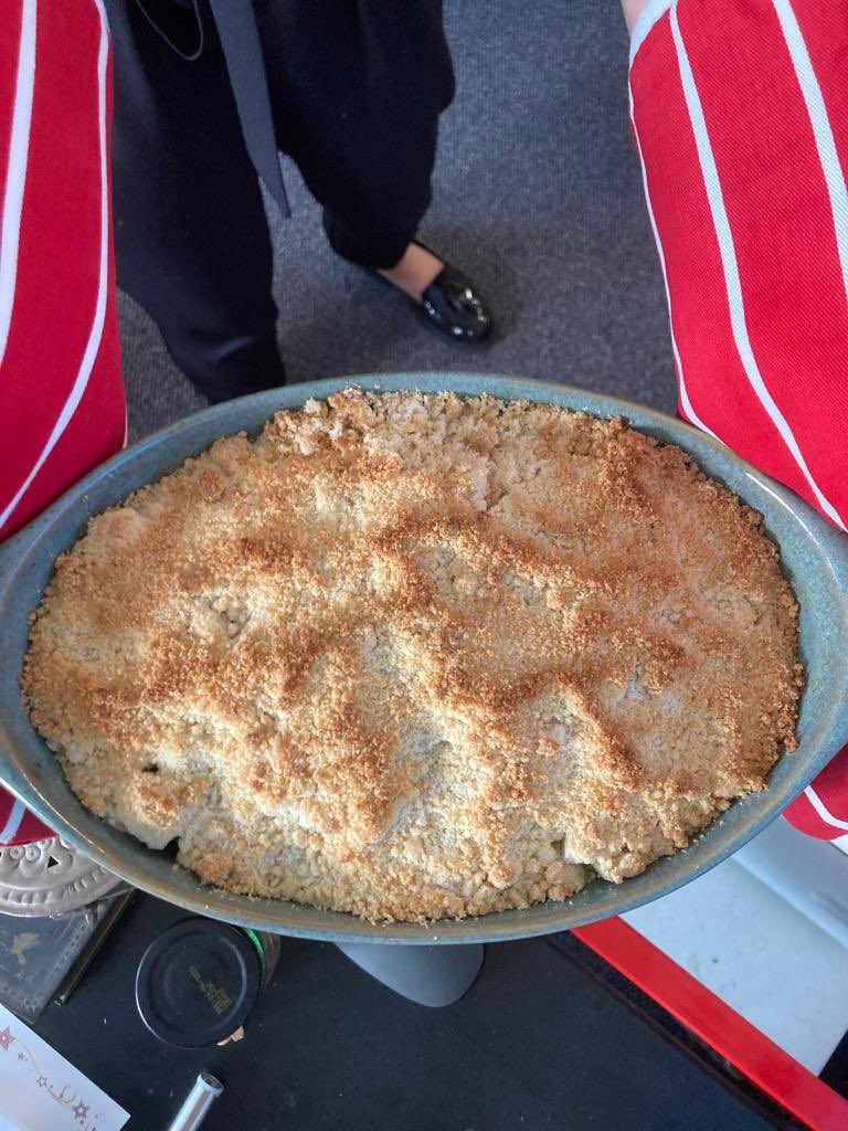 stjosephskly's tweet image. Oak class had a lovely tasty treat to end the day with their apple and blackberry crumble created with fruit picked from our very own grounds. #OakClassRules #TastyFriday #OutdoorLearning #Skills #TeamWorkMakesTheDreamWork